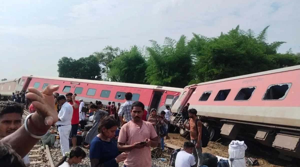 यूपी के गोंडा में डिब्रूगढ़ एक्सप्रेस के कई डिब्बे पटरी से उतरे, दो की मौत, कई घायल